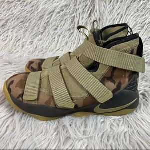 Nike Lebron Soldier XI 11 Military Olive Camo mid top sneakers, boys youth Sz 5y